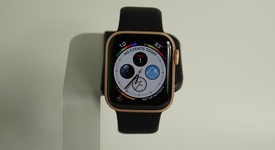 Good
													Apple Watch Series 4 40mm - Unlocked, Gold, A1975 - Cellular, Aluminum, photo 2 of 8