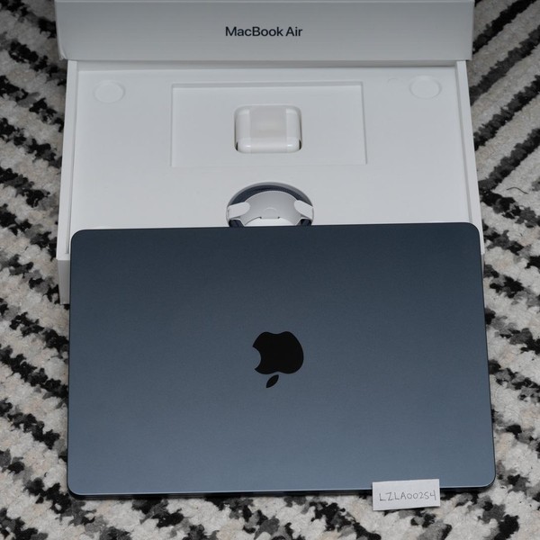 MacBook Air 2022 (M2) - 13 inch - 256 GB, Midnight, 8 GB, Apple M2