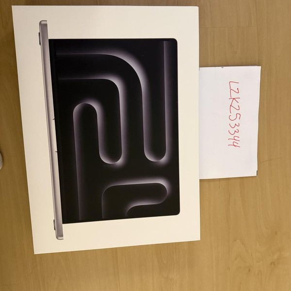 MacBook Pro 2024 - 16 inch - 1 TB, Silver, 36 GB, Apple M4 Max 14-core