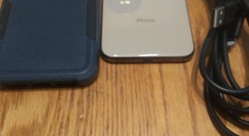 Good
													Apple iPhone Xs - Unlocked, Gold, 256 GB, A1920, photo 3 of 5