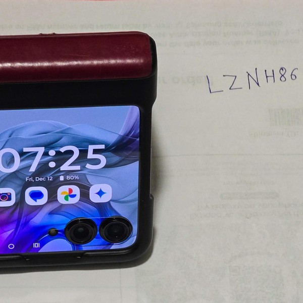 Motorola Razr (2024) - Unlocked, 256 GB, Space Gray, 8 GB