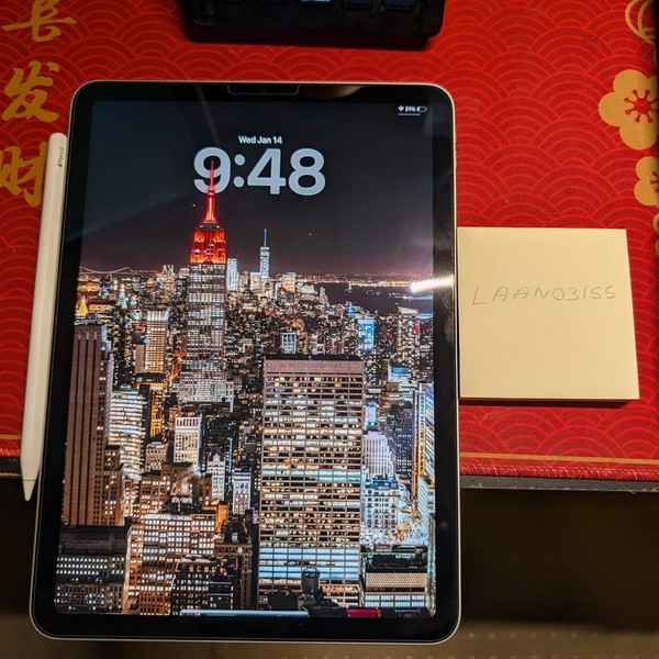 Apple iPad Air 5th Gen - Wi-Fi, 64 GB, Starlight, A2588