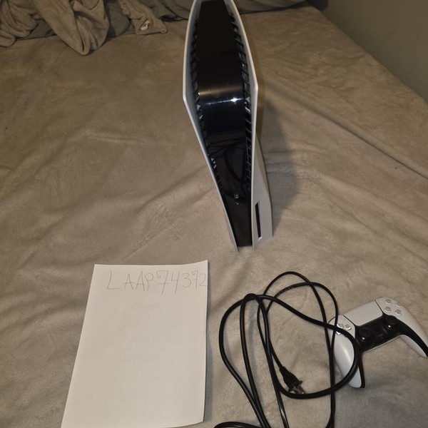 PlayStation 5 Standard Edition (2020) - White, 825 GB, Standard Edition