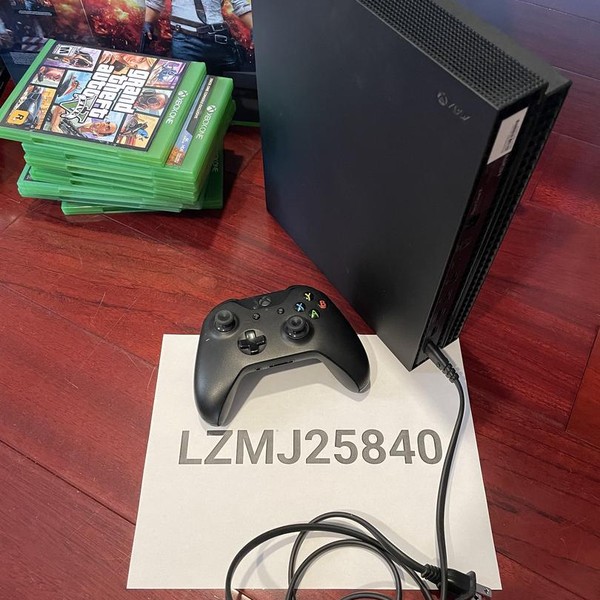 Xbox One X (2017) - Black, Standard