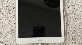 Good
													Apple iPad 6th Gen - Unlocked, Gold, 32 GB, A1954, photo 1 of 13