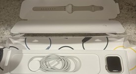 Mint
													Apple Watch SE 2nd Gen 40mm - Unlocked, Starlight, A2726 - Cellular, Aluminum, photo 3 of 4
