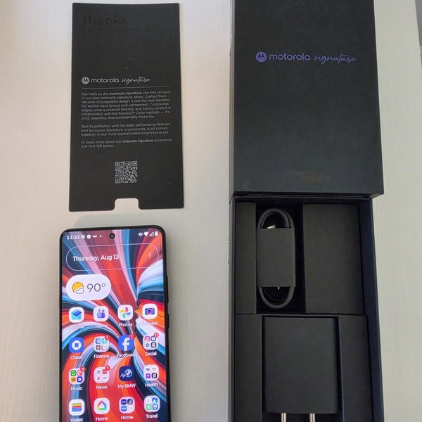 Motorola Signature - Unlocked, 512 GB, PANTONE Carbon, 16 GB