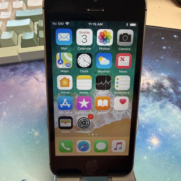 Apple iPhone SE 1st Gen 2016 - TracFone, 32 GB, Grey, A1662