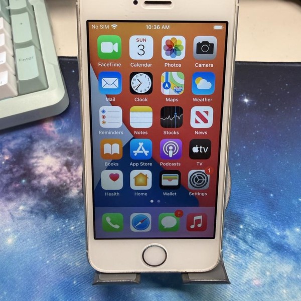 Apple iPhone SE 1st Gen 2016 - TracFone, 32 GB, Silver, A1662