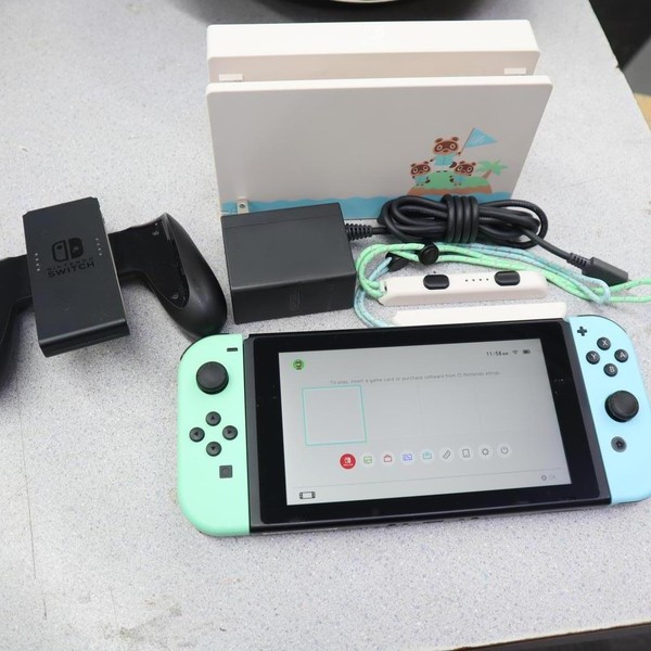 Nintendo Switch - 32 GB, Animal Crossing: New Horizons