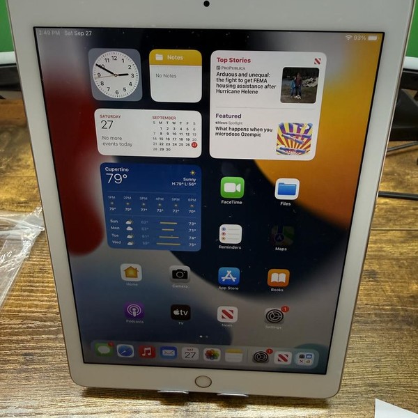 Apple iPad Pro 9.7 inch - Wi-Fi, 32 GB, Gold, A1673