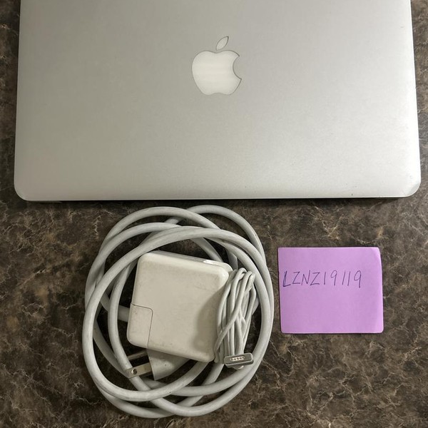 MacBook Air 2012 - 11 inch - 64 GB, Silver, 4 GB