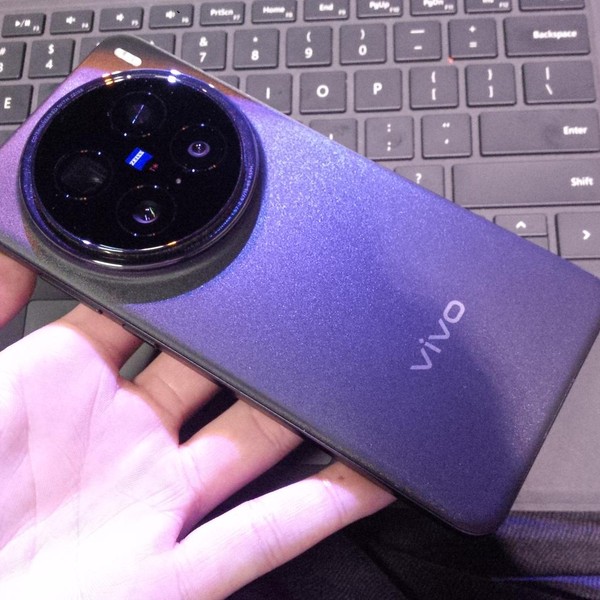 Vivo X200 Pro - Unlocked Non-US, 512 GB, Black, 16 GB