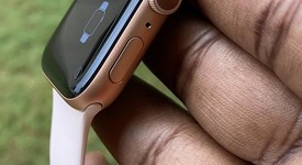 Mint
													Apple Watch Series 5 44mm - Gold, A2093 - GPS, Aluminum, photo 4 of 15