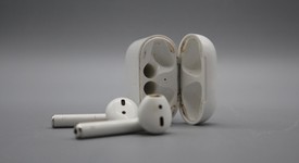 Used
													Apple AirPods 1st Gen - Lightning Case, photo 3 of 4
