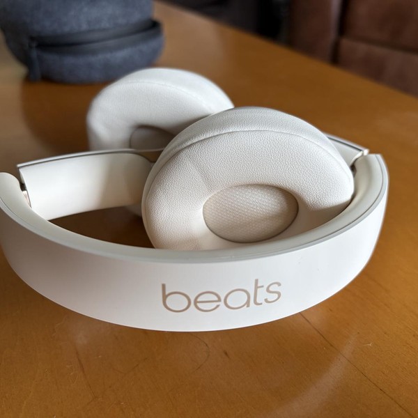 Beats Solo Pro - White
