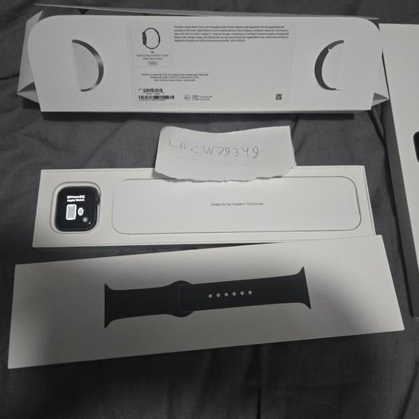Apple Watch SE 1st Gen 40mm - Gray, A2351 - GPS, Aluminum
