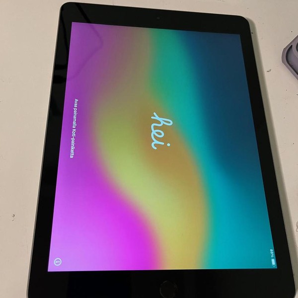 Apple iPad 6th Gen - Wi-Fi, 32 GB, Silver, A1893