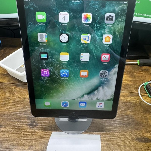 Apple iPad Air - Wi-Fi, 32 GB, Gray