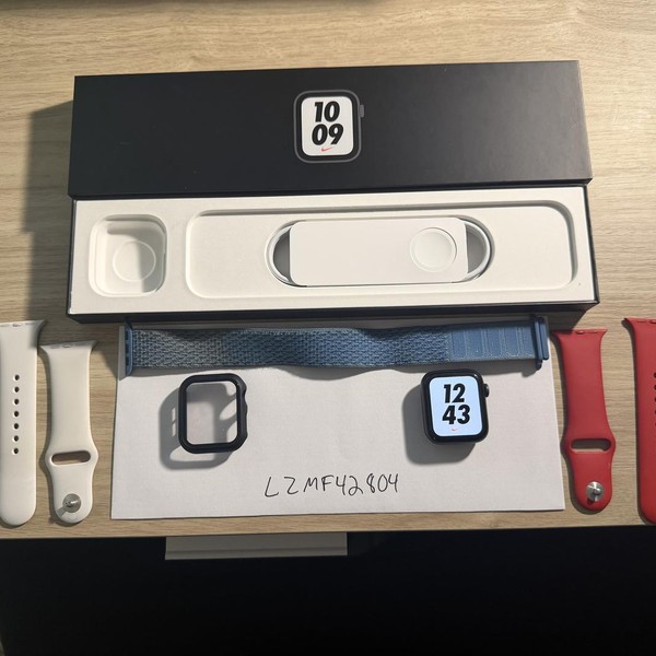 Apple Watch SE 1st Gen 40mm - Gray, A2351 - GPS, Nike