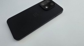 Mint
													OnePlus 15 - Unlocked, Infinite Black, 256 GB, 12 GB, photo 5 of 9