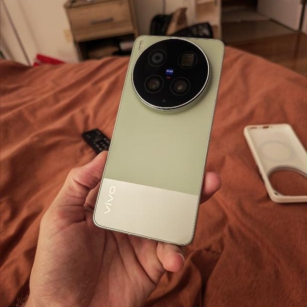 Vivo X300 Ultra - Unlocked Non-US, 512 GB, Green, 16 GB