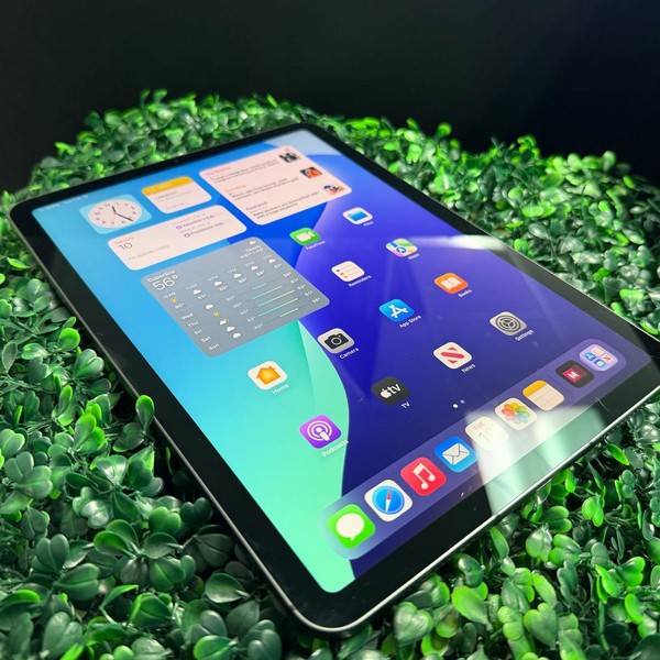 Apple iPad Air 5th Gen - Unlocked, 256 GB, Gray, A2589