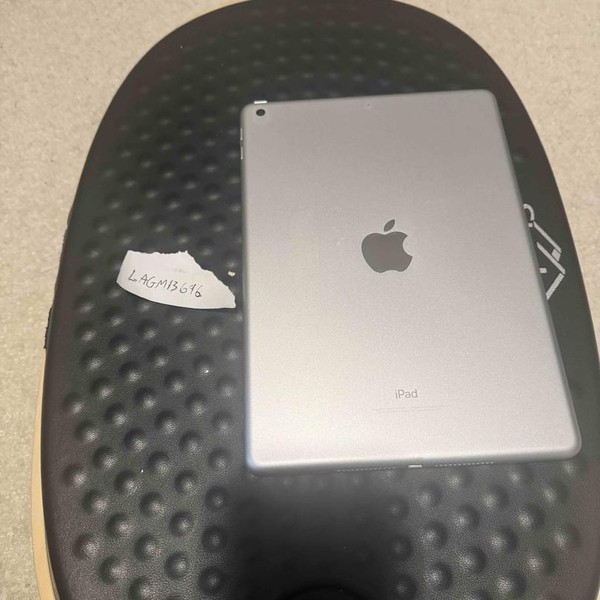 Apple iPad (5th Gen) - Wi-Fi, 128 GB, Silver, A1822