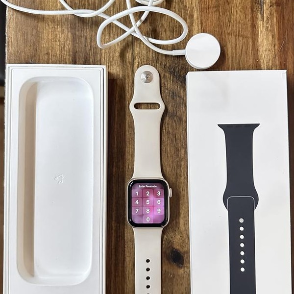 Apple Watch SE 2nd Gen 40mm - Unlocked, Starlight, A2726 - Cellular, Aluminum