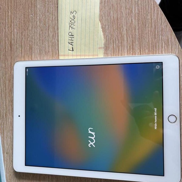 Apple iPad (5th Gen) - Wi-Fi, 32 GB, Gold, A1822