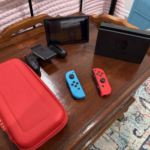 Nintendo Switch - 32 GB, Red & Blue
