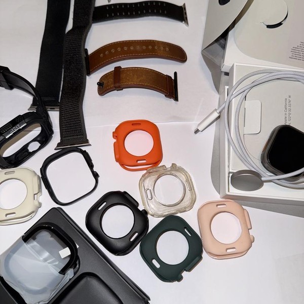 Apple Watch Ultra 49mm - Unlocked, Titanium, A2622