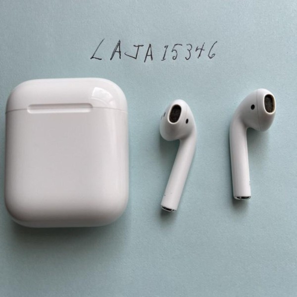 Apple AirPods (2nd Gen) - Lightning Case