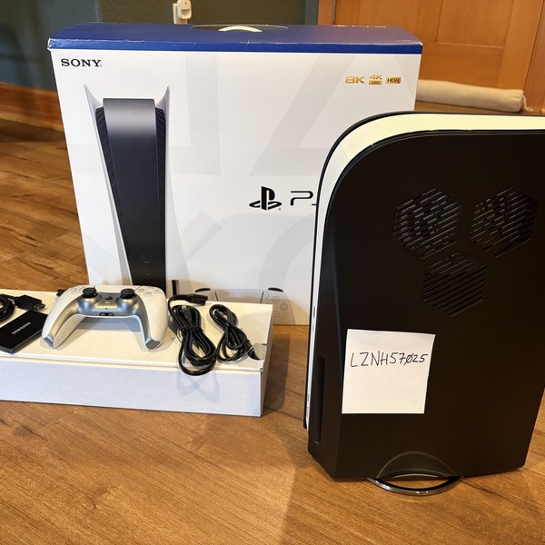 PlayStation 5 Standard Edition (2020) - White, 825 GB, Standard Edition