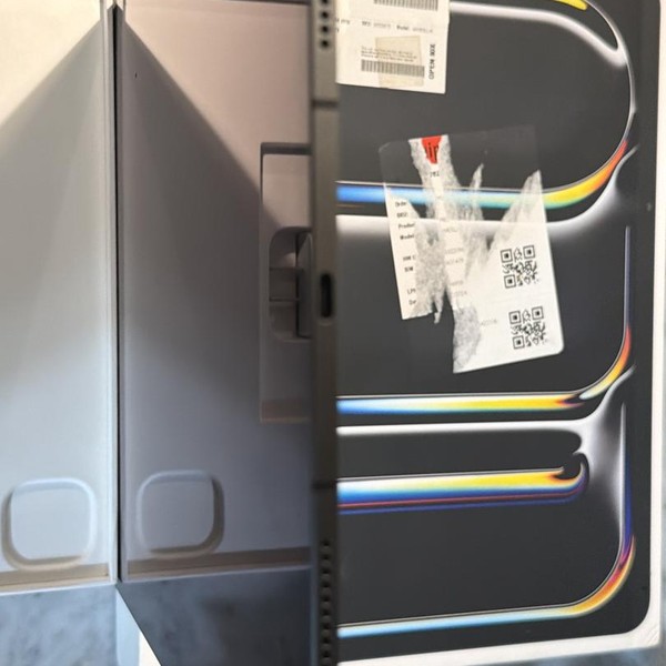 Apple iPad Pro 13 inch (M4) 2024 - Unlocked, 256 GB, Black, 8 GB, A2926, Standard Glass