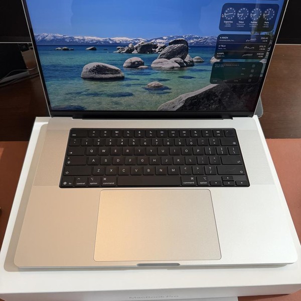 MacBook Pro 2026 - 16 inch (M5) - 1 TB, Silver, 64 GB, Apple M5 Pro 18-core (20-core GPU), Standard Display
