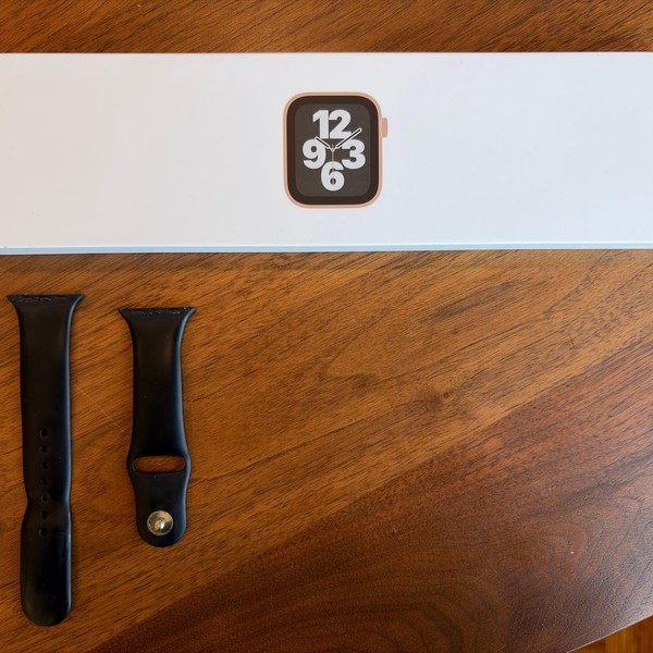 Apple Watch SE 1st Gen 40mm - Gold, A2351 - GPS, Aluminum