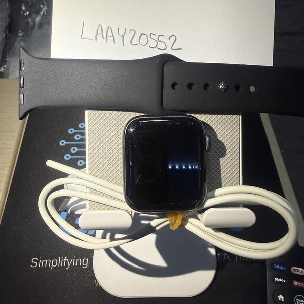 Apple Watch SE 1st Gen 40mm - Unlocked, Gray, A2353 - Cellular, Aluminum