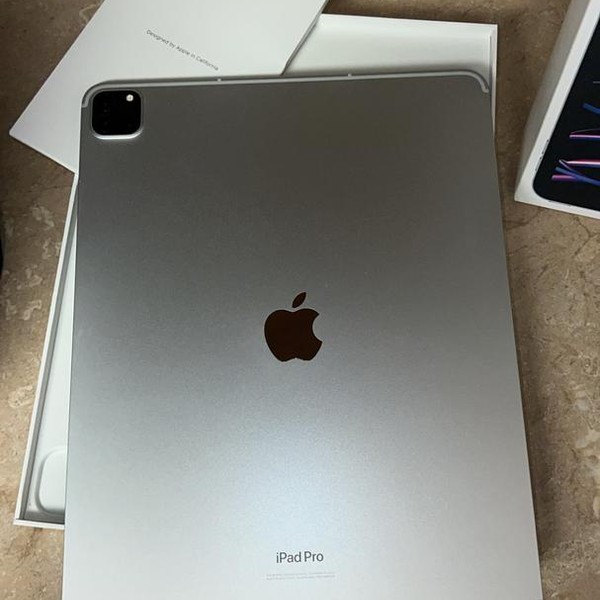 Apple iPad Pro 12.9 inch 6th Gen 2022 - Unlocked, 256 GB, Silver