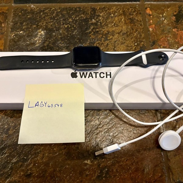 Apple Watch SE (1st Gen) 40mm - Gray, A2351 - GPS, Aluminum