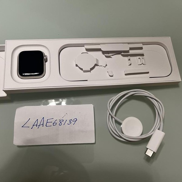 Apple Watch SE 2nd Gen 40mm - Starlight, A2722 - GPS, Aluminum