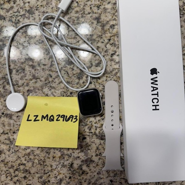 Apple Watch SE 2nd Gen 40mm - Silver, A2722 - GPS, Aluminum