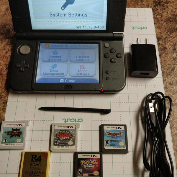 New Nintendo 3DS XL - Black, 4 GB