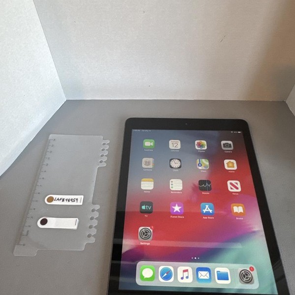 Apple iPad Air - Wi-Fi, 16 GB, Gray