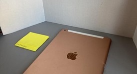 Fair
													Apple iPad 7th Gen - Unlocked, Gold, 128 GB, A2200, photo 4 of 7