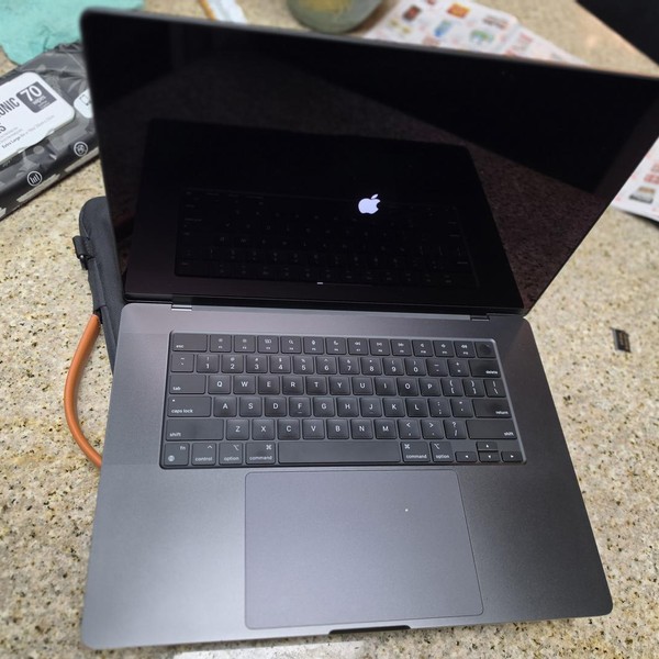 MacBook Pro Late 2023 (M3) - 16 inch - 512 GB, Black, 18 GB, Apple M3 Pro 12-core, 18-core GPU