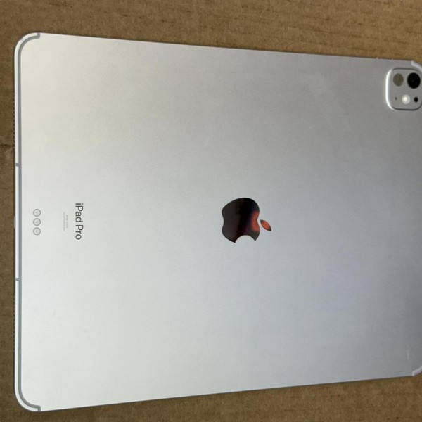 Apple iPad Pro 13 inch (M4) 2024 - Unlocked, 256 GB, Silver, 8 GB, A2926, Standard Glass