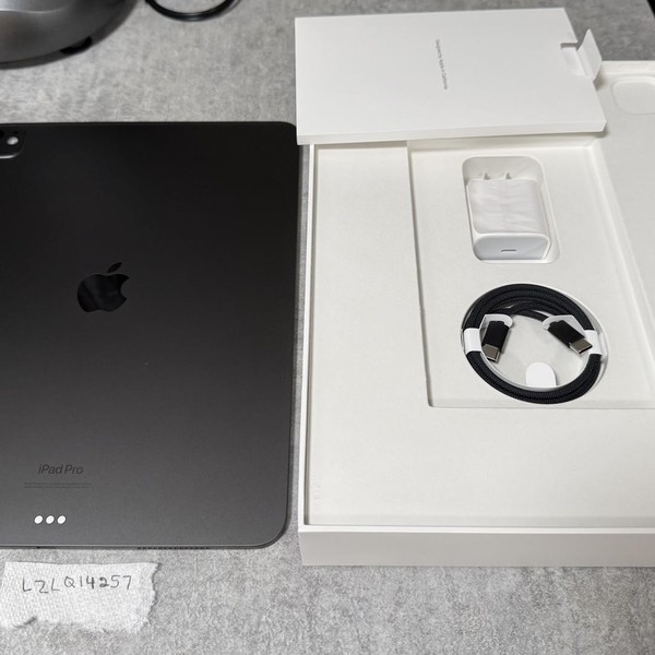 Apple iPad Pro 13 inch (M4) 2024 - Wi-Fi, 256 GB, Black, 8 GB, A2925, Standard Glass