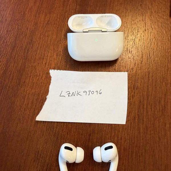 Apple AirPods Pro - Wireless Case