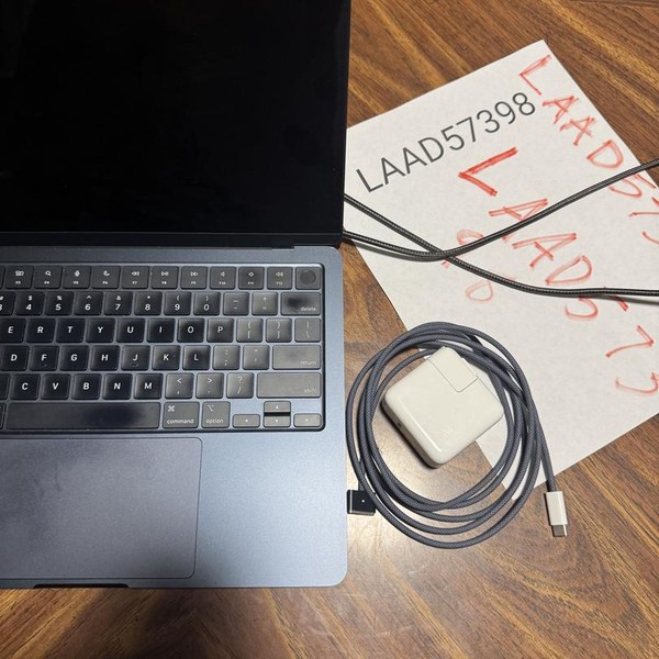 MacBook Air 2022 (M2) - 13 inch - 256 GB, Midnight, 8 GB, Apple M2